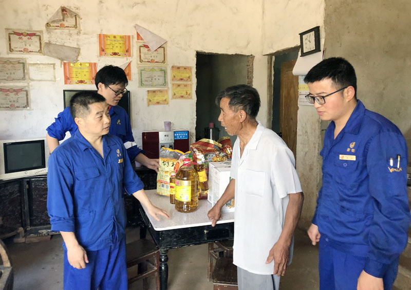 能源團員青年精準扶貧獻愛心